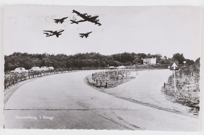 18184 Gezicht op de Van Weerden Poelmanweg te Soesterberg (gemeente Soest), ter hoogte van de Soester Hoogt, met in de ...
